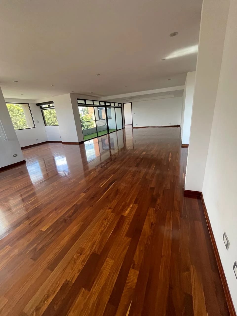 Amplio y Exclusivo Apartamento en Zona 14 — foto 3 de 12